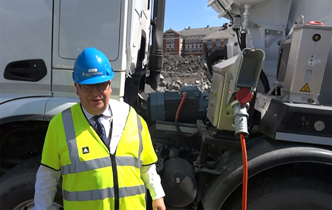 Ministry of Climate and Environment, Atle Hamre starts the electric concrete mixer